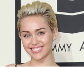 Майли Сайрус засветила стройные ножки в эффектном мини