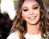 Лили Роуз Депп пришла на премьеру фильма в джинсах и топе