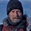 Мадс Миккельсен на постере триллера «Затерянные во льдах»