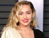 Майли Сайрус посетила премьеру фильма "Разве это не романтично?"