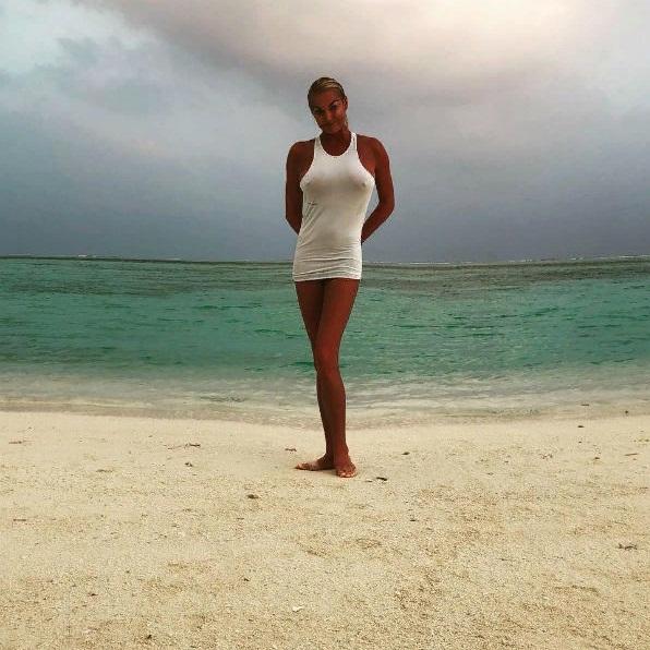 Британский таблоид The Sun высмеял Волочкову за неумелую работу с фотошопом - «Новости шоубизнеса»