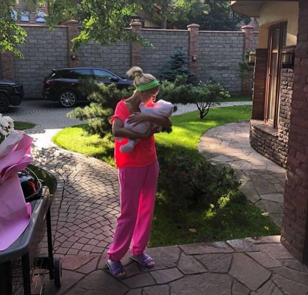 «Я же мать, мне домой»: 47-летняя Кудрявцева не смогла задержаться на вечеринке Пригожина - «Новости шоубизнеса»