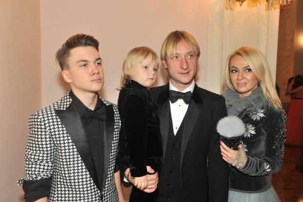 «Мне хочется порой пожалеть Сашеньку»: Рудковская и Плющенко воспитывают сына в строгости - «Новости шоубизнеса»