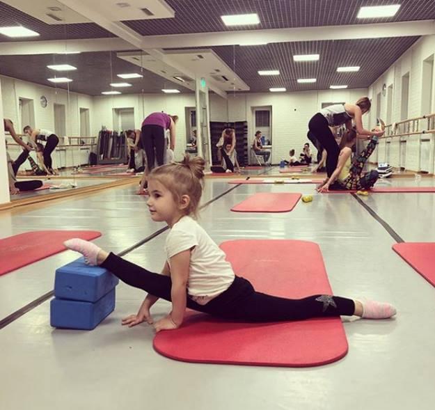 «Маленькая Волочкова»: актриса Юлия Зимина показала умения своей 3-летней дочери - «Новости шоубизнеса»