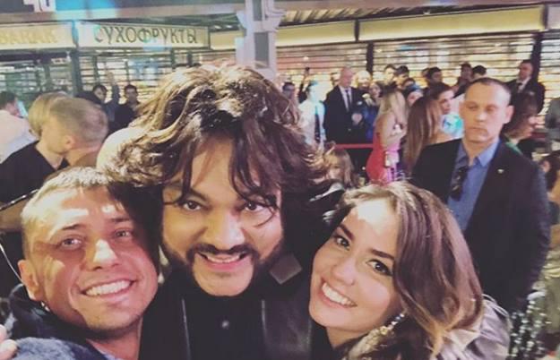 Как мало надо для счастья: Прилучный с женой сделал селфи с Киркоровым - «Новости шоубизнеса»