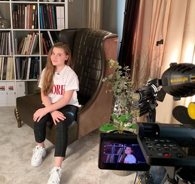 Семья Мартиросяна отправила 60 СМС в поддержку дочери Алсу на «Голос. Дети» - «Новости шоубизнеса»