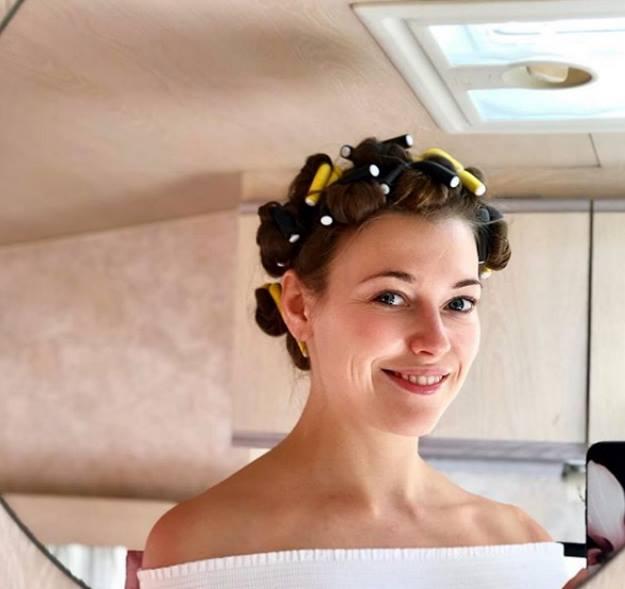 В бигудях и без макияжа: Никифорова показала свое «честное» утреннее фото - «Новости шоубизнеса»