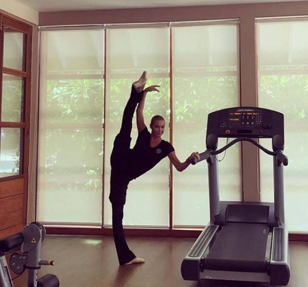 4-летняя дочь Зиминой вслед за Волочковой показала вертикальный шпагат - «Новости шоубизнеса»