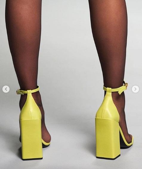 Ирина Шейк показала весенне-летнюю коллекцию Versace в кислотно-желтом цвете - «Новости шоубизнеса»