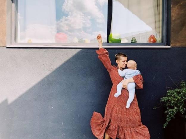 Будни материнства: Мельникова устроила фотосъемку для пятимесячного сына - «Новости шоубизнеса»