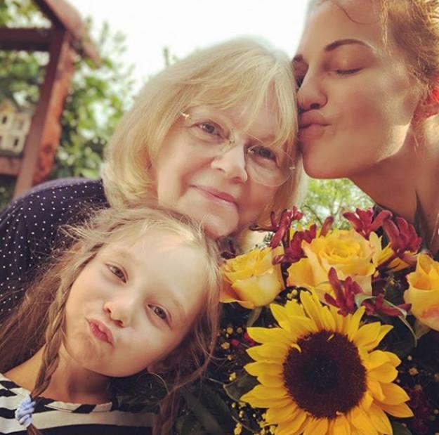 «Одна и единственная»: Мерьем Узерли поздравила маму с 70-летием - «Новости шоубизнеса»