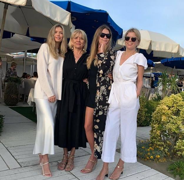 «Желаем любви»: Брежнева отметила 67-летие мамы в Италии - «Новости шоубизнеса»