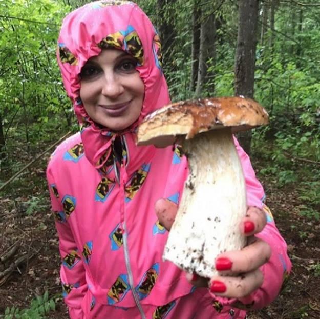 Стриженова в розовом дождевике отправилась в лес по грибы - «Новости шоубизнеса»