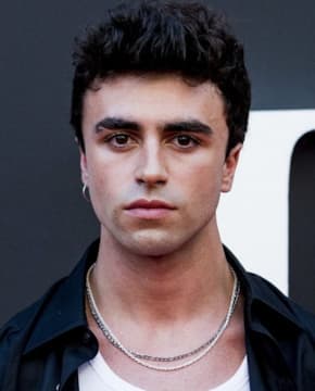 Итзан Эскамилья - Биография