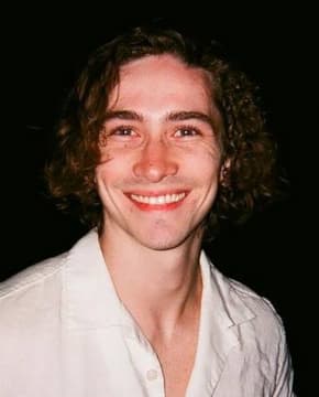 Дилан Арнольд - Биография