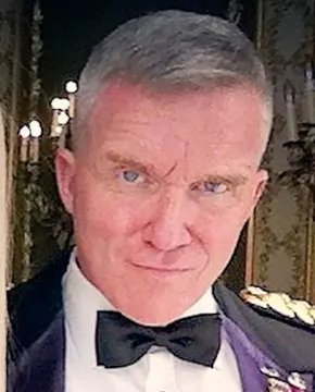 Энтони Майкл Холл - Биография