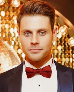 Артур Логай - Биография