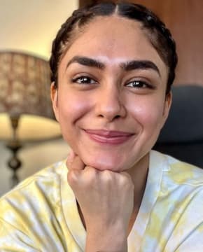 Мрунал Тхакур - Биография