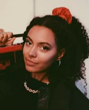 Ненда Нойрурер - Биография