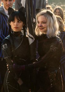 Создатели сериала "Уэнсдэй" не исключают возможный роман между Уэнсдэй и Энид в будущем - «Новости кино»