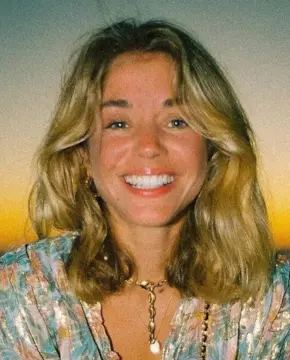 Алис Изас - Биография