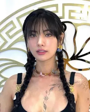 Нана - Биография