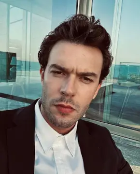 Айтач Шашмаз - Биография