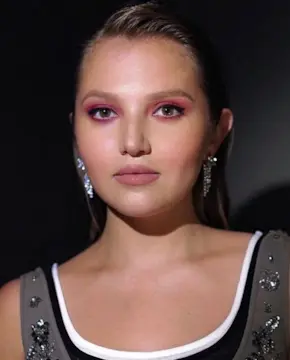 Миа Маккенна-Брюс - Биография