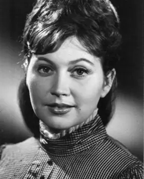 Елена Корнилова - Биография