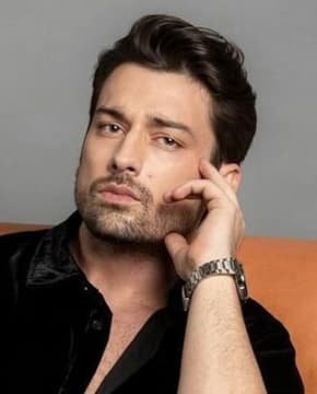 Альп Навруз - Биография