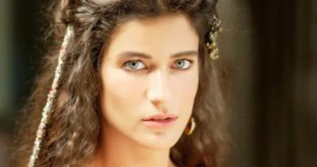 Беррак Тюзюнатач — биография, личная жизнь, фото, новости, фильмы, актриса, рост, Биркан Соколлу 2025 - 24СМИ - Биография