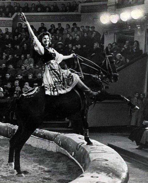 Энгелина Рогальская — биография, личная жизнь, фото, новости, Заслуженная артистка РФ, актриса цирка, «Укротительница тигров» 2025 - 24СМИ - Биография