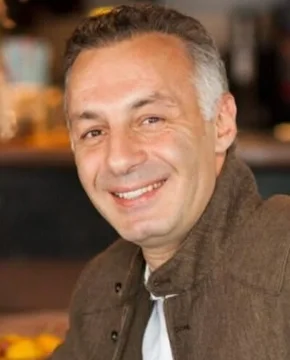 Ахмет Сарачоглу — биография, личная жизнь, фото, новости, актер, Афра Сарачоглу, фильмы, сериалы 2025 - 24СМИ - Биография