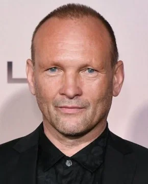 Эндрю Ховард — биография, личная жизнь, фото, новости, актер, фильмография, в молодости, «Области тьмы» 2026 - 24СМИ - Биография