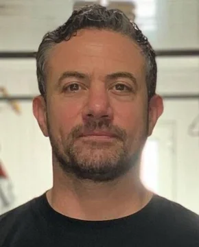 Уоррен Браун — биография, личная жизнь, фото, новости, британский актер, фильмография, «Вкус к убийству» 2026 - 24СМИ - Биография